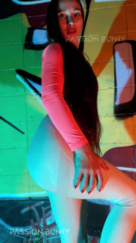 Sexy Fit Dívka Vás Škádlí Ve Veřejném Neonovém Tanci
