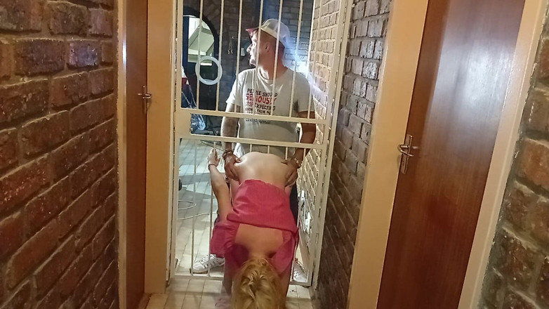 18blondteen: I když jsem uzemněná, můj nevlastní otec mě nemůže udržet...