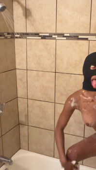 Ik pronk met mijn kont aan mijn fans terwijl ik douche!