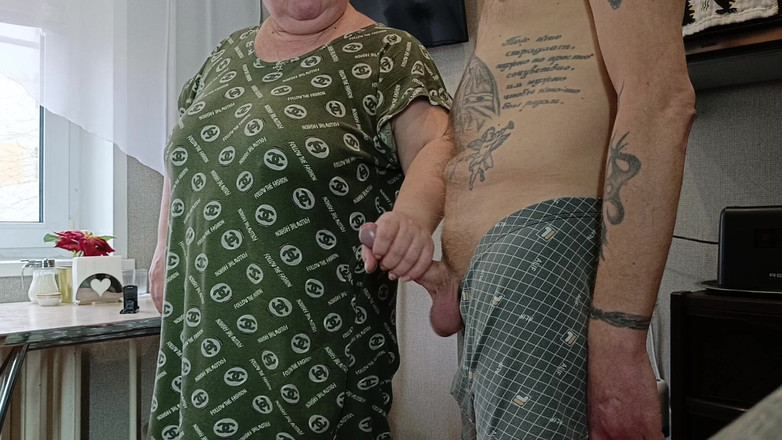 Zona901: Obciąganie od macochy, penisa szarpanie i spermy