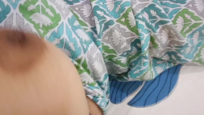 Catchybusty: 나는 그녀의 정장을 찢어 그녀의 젖꼭지를 압착, 그러나 그녀는 아무것도 할 수 없었다