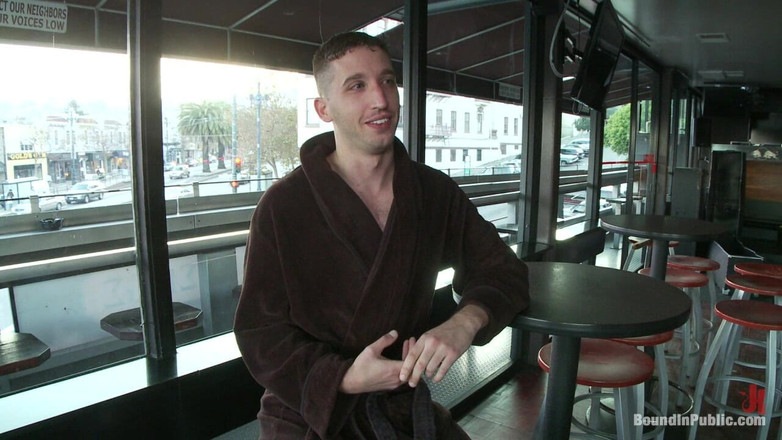 Bound in public: Svalový hřebec používá a šuká svého chlapce před nadrženým poledním davem.
