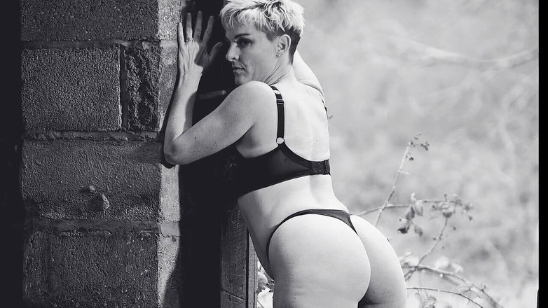 The adventures of Kylie Britain: 射在谷仓里