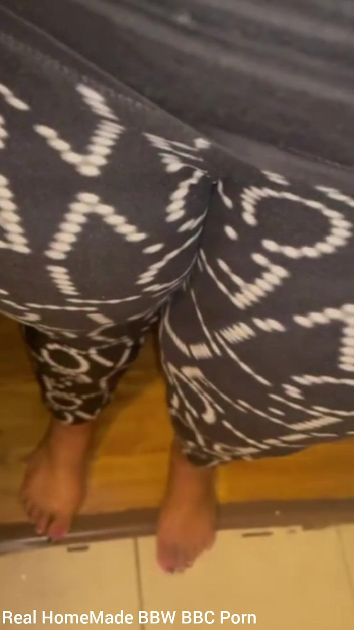 Super sexy ebony cuties: Je me promène désespérément envie de pisser dans ma culotte