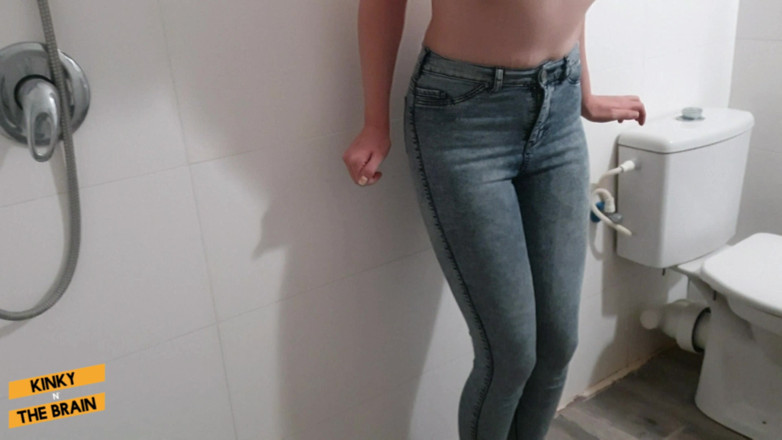 Kinky N the Brain: Pinkel-verzweiflung in engen jeans - farbige version