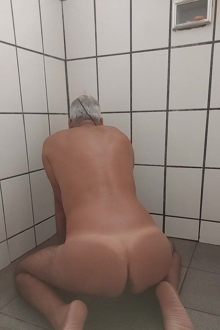 Ladysilvas: Ladysilva在浴室里裸体直播喝茶，展示她火热晒成古铜色的屁股，射得美味极了