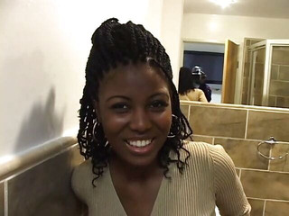 Wild Suckers: La ragazza si accovaccia nel bagno e gli fa una...