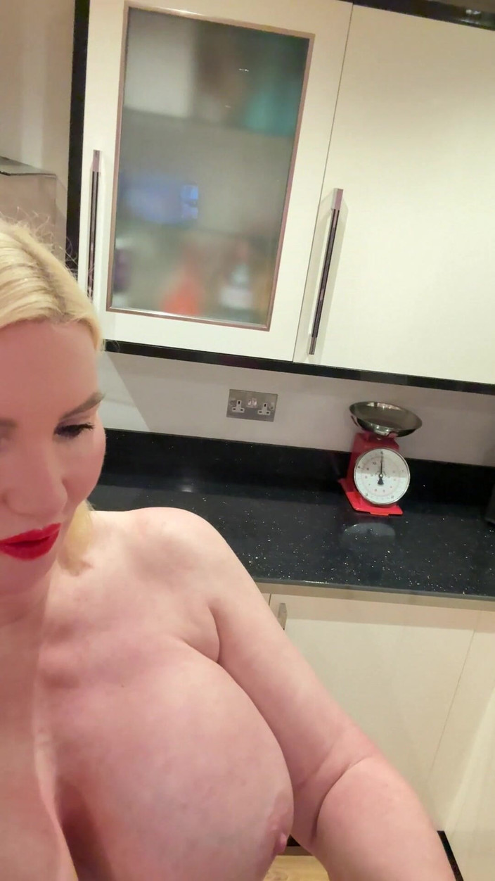 Sophie James: レースのお尻パンティのクローズアップ ぽっぷり開いておしっこをする 1月11日