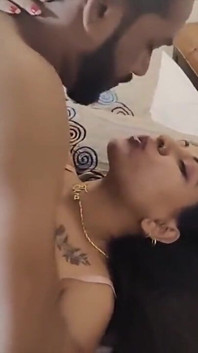 Bhabi desi berpantat besar dikongkek dalam gaya doggy