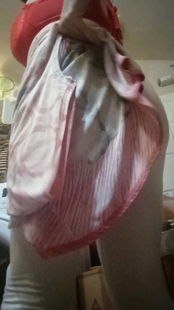 Carmen40: Melepas Legging ketat