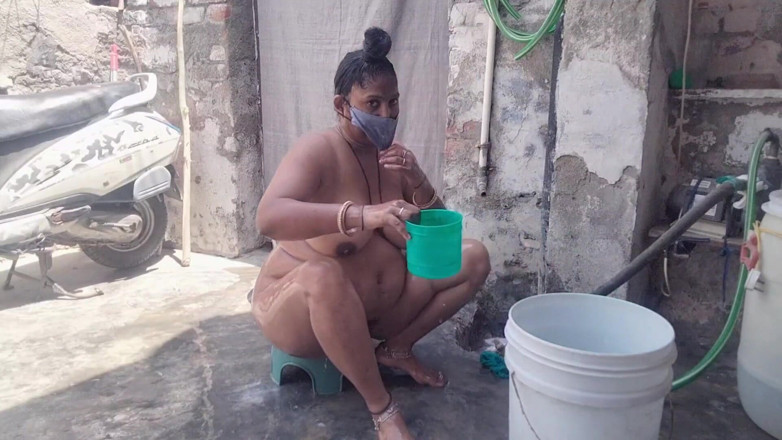Yourgeeta8899: Indian Bhabhi's Hot Video While Bathing