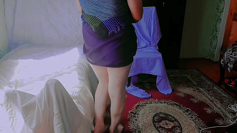 Kitty_Cross: Une superbe femboy ajuste sa jupe devant un miroir