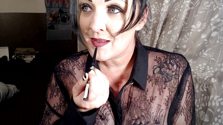 Abby Anna: 熟女戴上深红色口红