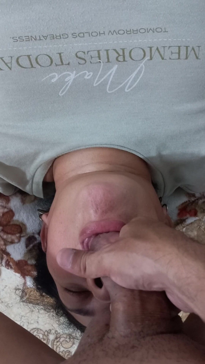 Couple amateur: Beautiful Girlfriend Sucking Deep Throat Latina