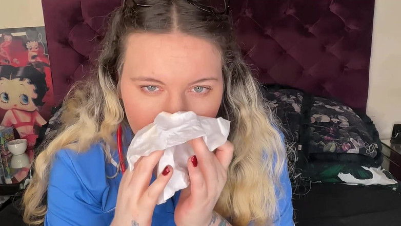 MissFFW: 看護師が鼻をかみ、ついにくしゃみをする