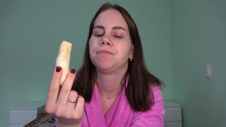 Anna Sky: Anna si cewek hot rambut merah lagi asik nyepong kontol...