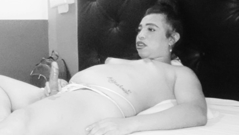 Ladyboy69: Teman lelaki adik tiri saya suka menghisap zakar transeksual semasa...