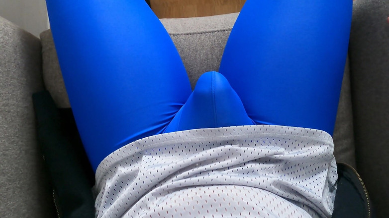 Cool Body: 나는 발기를 얻고 내 레깅스에 부푼 것을 느낄 때 사정.