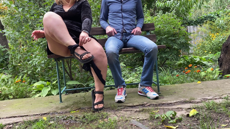 OurFetishLife: Orta yaşlı seksi kadın açık havada işedikten sonra kirli külot...