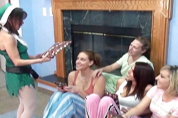 Radical Lesbian: Orgie sexuală lesbiană cu jucării sexuale frumoase pentru fiecare dintre...