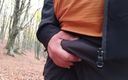 Kinky guy: Pisse dans les bois