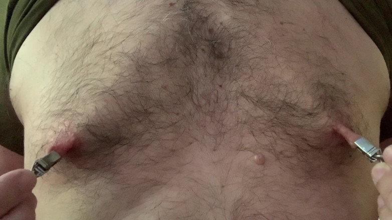 GayBear: travail des seins / man playing with his nipples