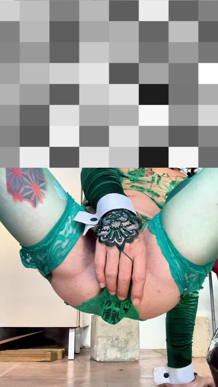 Benito414: Lindo femboy muy sexy medias lencería mostrando sus bragas afuera