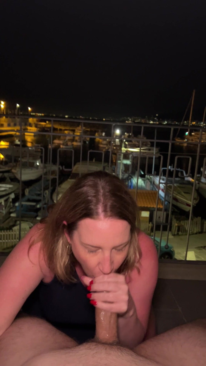 Avril Showers: Sväljer hans sperma i en marina på Amalfikusten