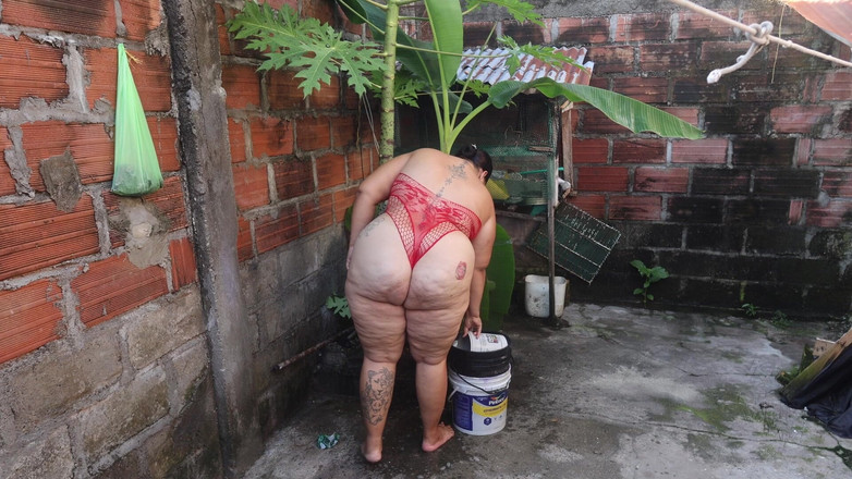 Lexly_16: पड़ोसी मेरे घर में आता है और बगीचे में मुझे देखता है यह हुआ भाग 1/2