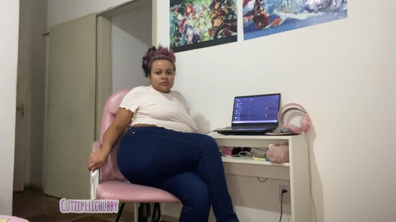 Cutiepiie Chubby: Negresă mare și țâțoasă se pârțâie pe scaun