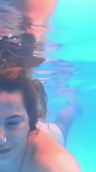 La respiración bajo el agua en la piscina