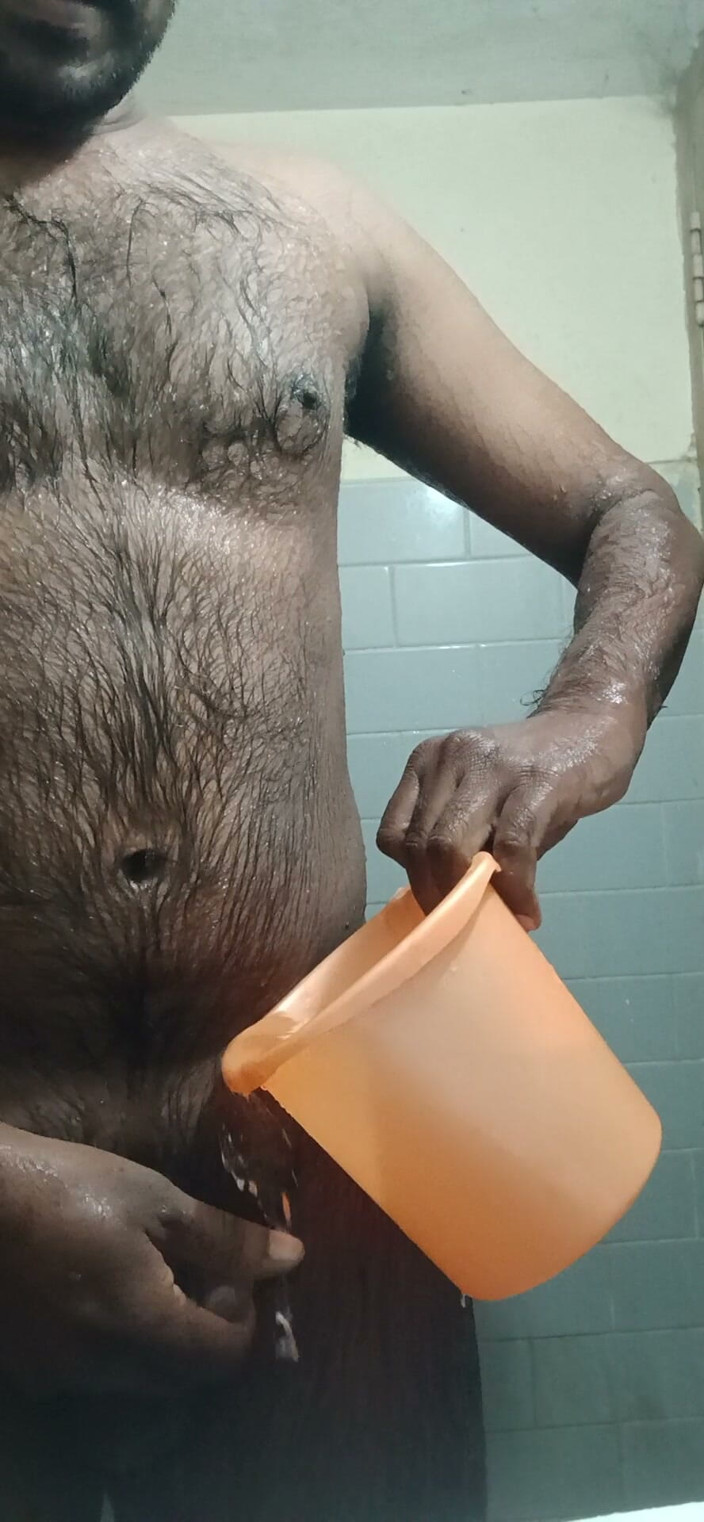 Baddiehotnew: Pertunjukan mandi dan pantat