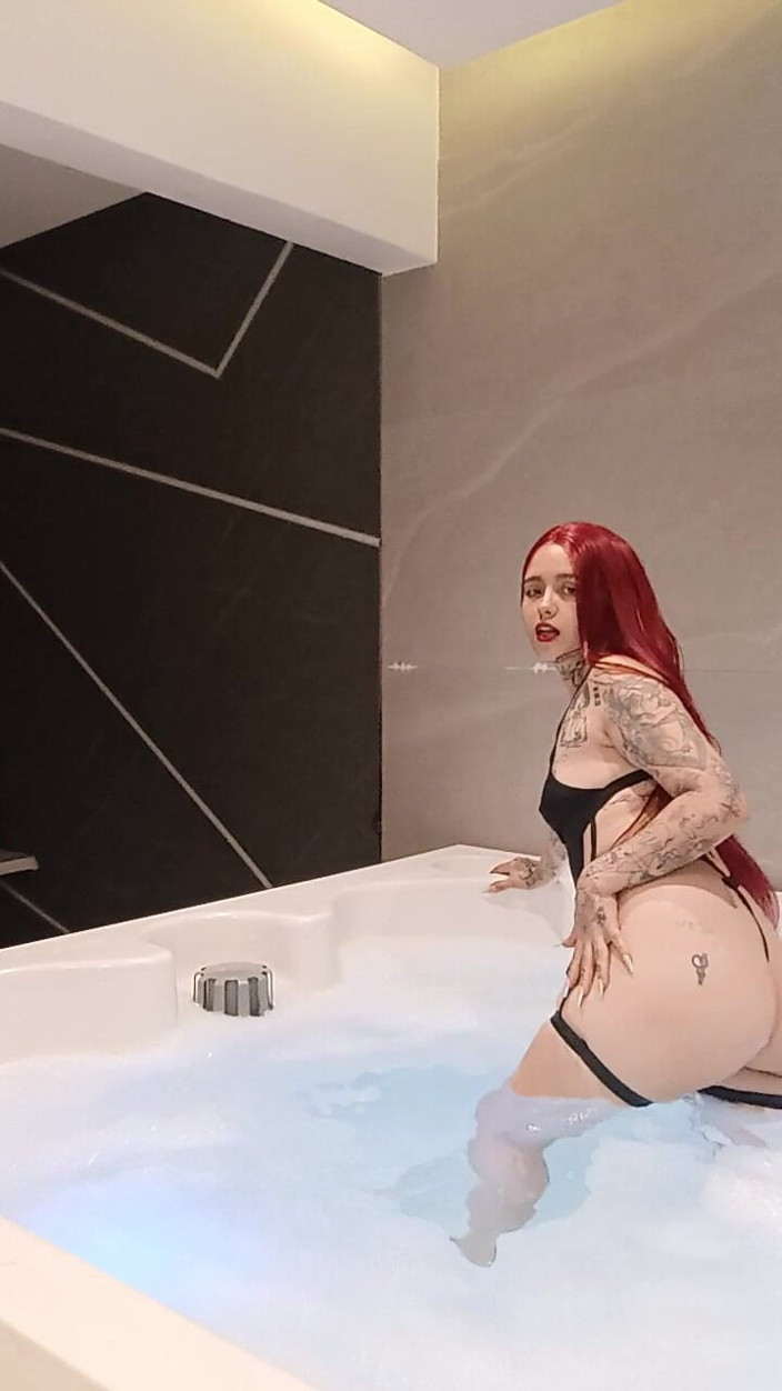 Dalyla: Rossa in Jakuzzi da sola