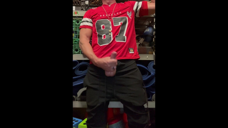 JockDad87: Jockdad87在球衣上喷了一堆标有87号的球衣。