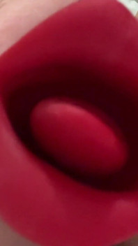 Masturbation du clitoris avec vibromasseur et vagin palpitant en gros plan