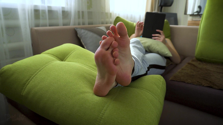 Teasecombo 4K: Une fille sexy taquine ses pieds sexy, réel amateur, vidéo...
