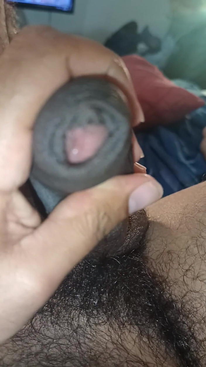 Tommhot: Pria berjanggut muda memfilmkan dirinya sendiri dan muncrat sangat panas