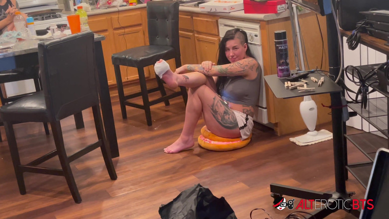 Alt Erotic: Luna Luxxx tachinând într-o scenă clasică alb-negru