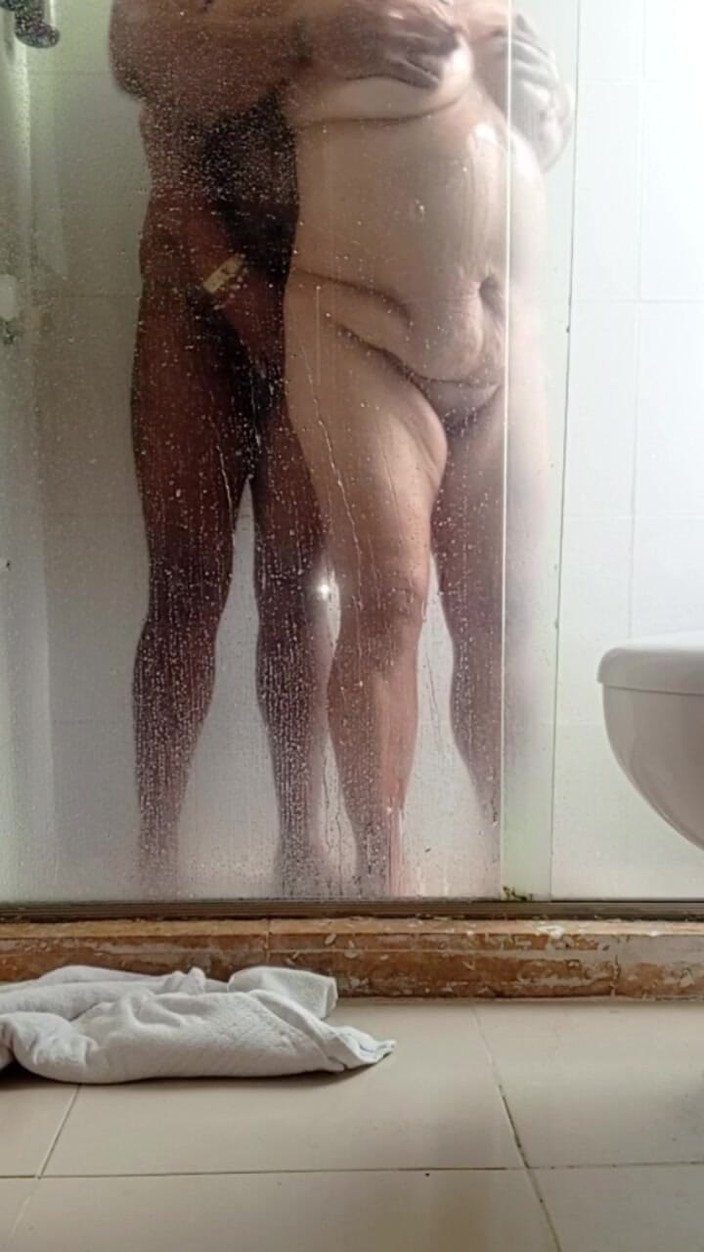 Milfta boohot: Avec ma belle-mère sous la douche, Ricas Tetas Grandes
