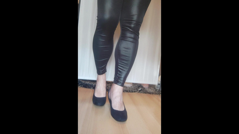 Nattalie Trans: 흑인 가짜 가죽 레깅스와 하이힐