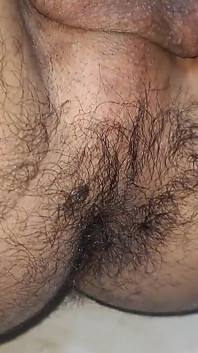 Junger sexy junge zeigt seinen harten arsch komplett nackt.