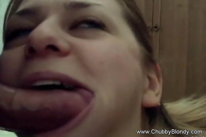 Chubby Blondy: Blonde vrouw zuigt lul