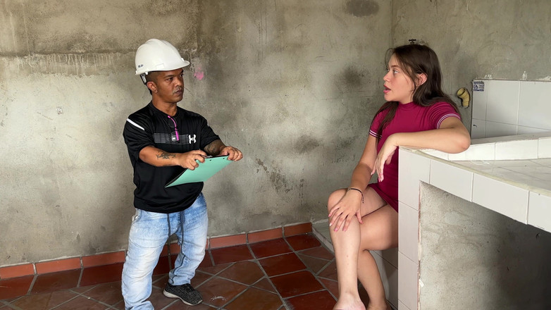 Julianaburning: Un petit ingénieur baise une fille enceinte en échange d’une inspection...