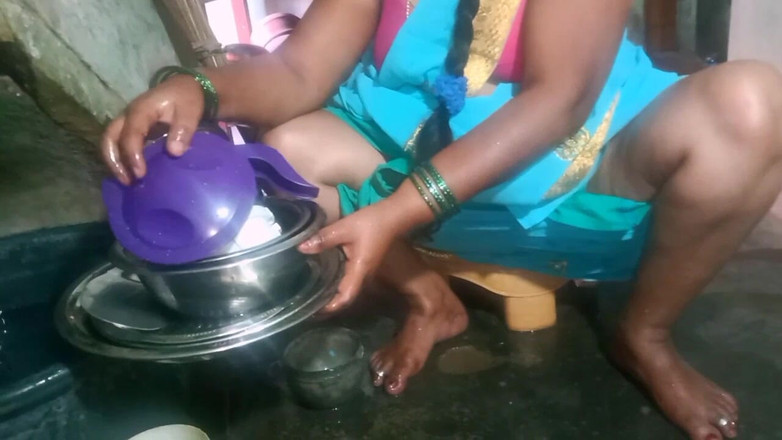 Priyanka314: Убирает продовольственную тарелку индийской порно тетушки