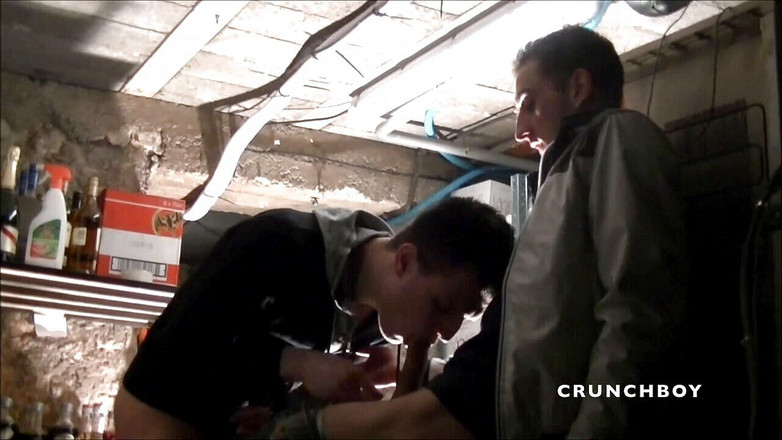 Crunch Boy: Barman zerżnięty przez swoją restaurację z kolegą