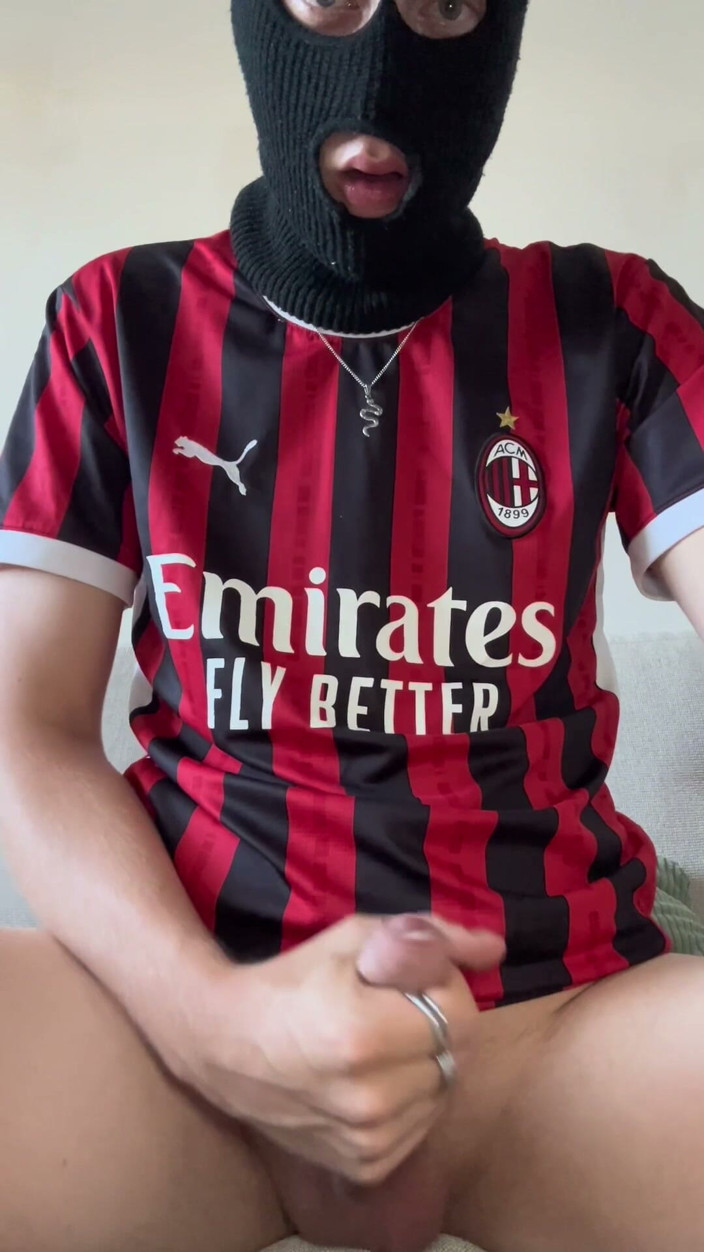 Axton Drake: Ac Milan bola sepak miang merakam pancutan mani
