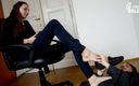 Czech Soles - foot fetish content: Sepatu kenegaraan dan kaki telanjang setelah lari