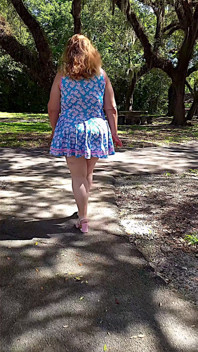 Jamdown26_da0603 - grandota sexy caliente caminando al aire libre en el parque con mini vestido y tacones