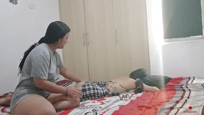 Kym: Encuentro a mi hermanastra sola y me pongo cachonda hasta...