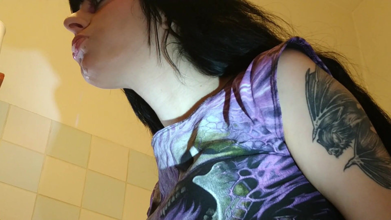 Beth Kinky: Toothbrushing after a goodmorning blowjob